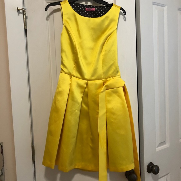 Yellow Isaac Mizrahi Dress with cut-out back - Picture 1 of 4